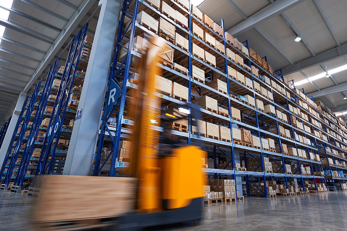 1200x800_0065_warehouse-blurry-forklift-504482874