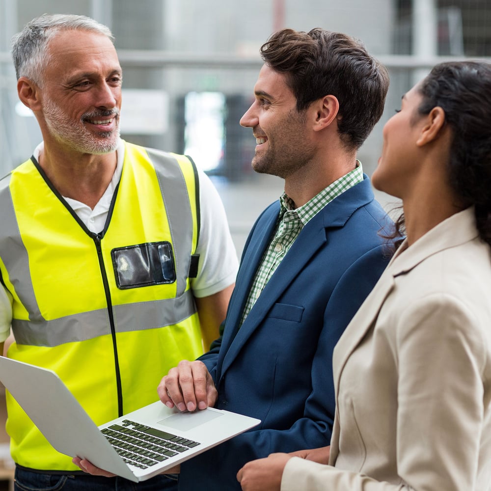 1600_0023_Warehouse managers AdobeStock_123930786