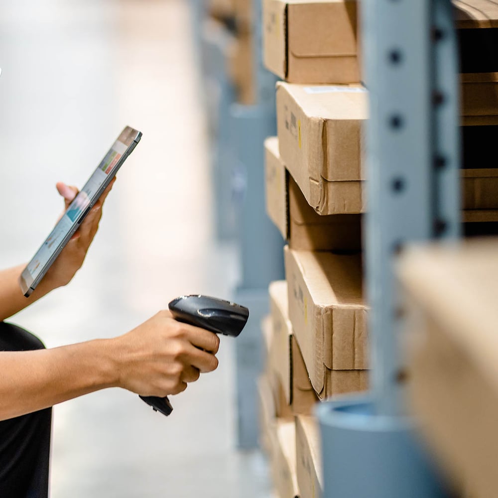 Warehouse workers scanning boxes 1200x1200